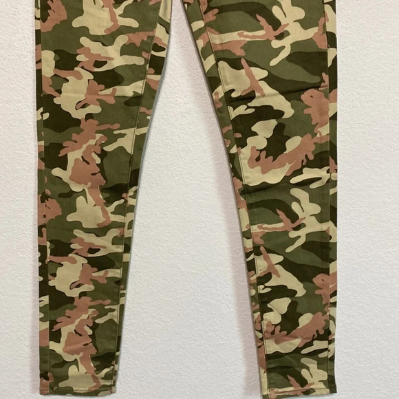 Levi’s 721 NWT High Rise Olive/Pink Camouflage Skinny Jeans Size 26 - Picture 4 of 12
